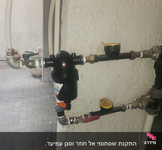 התקנת מסנן מים על צנרת מים ראשית בקיר חיצוני